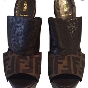 Fendi
Zoccolo Zucca Tabacco Mules/Slides 9.5